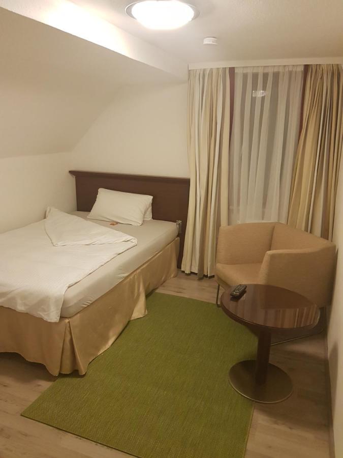 Hotel Pension Bluechersruh Бад-Бернек  Номер фото